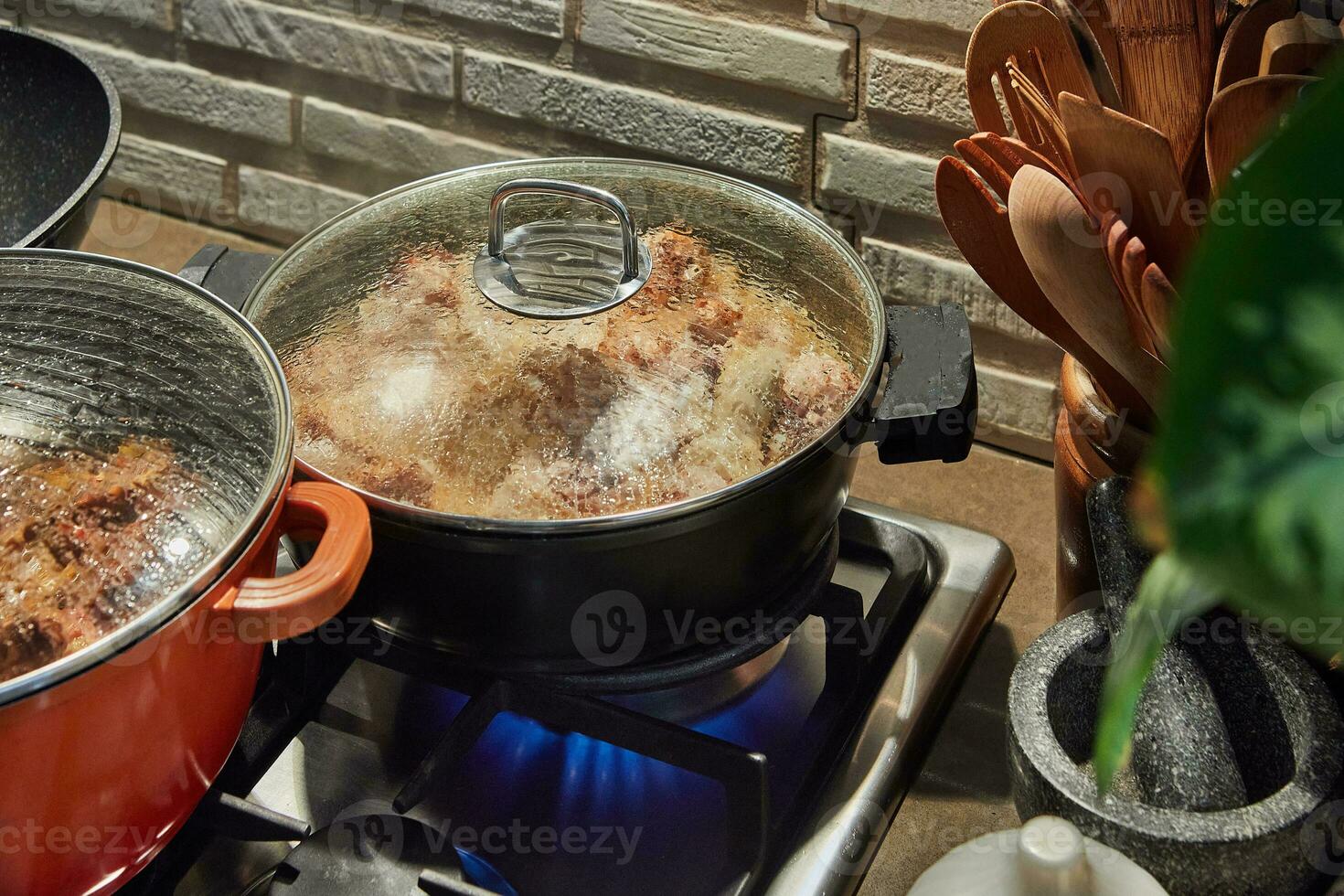 panelas com cozinhar alimentos na cozinha no fogão a gás 25055407 Foto de  stock no Vecteezy