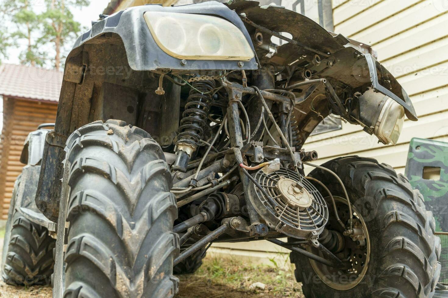 a frente parte do uma quebrado e desmontado atv dentro precisar do reparar foto