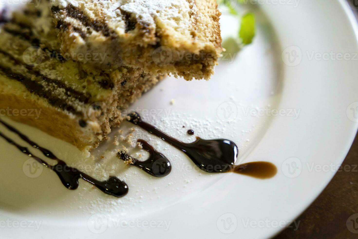 uma delicioso lindo peça do bolo com chocolate e bagas foto