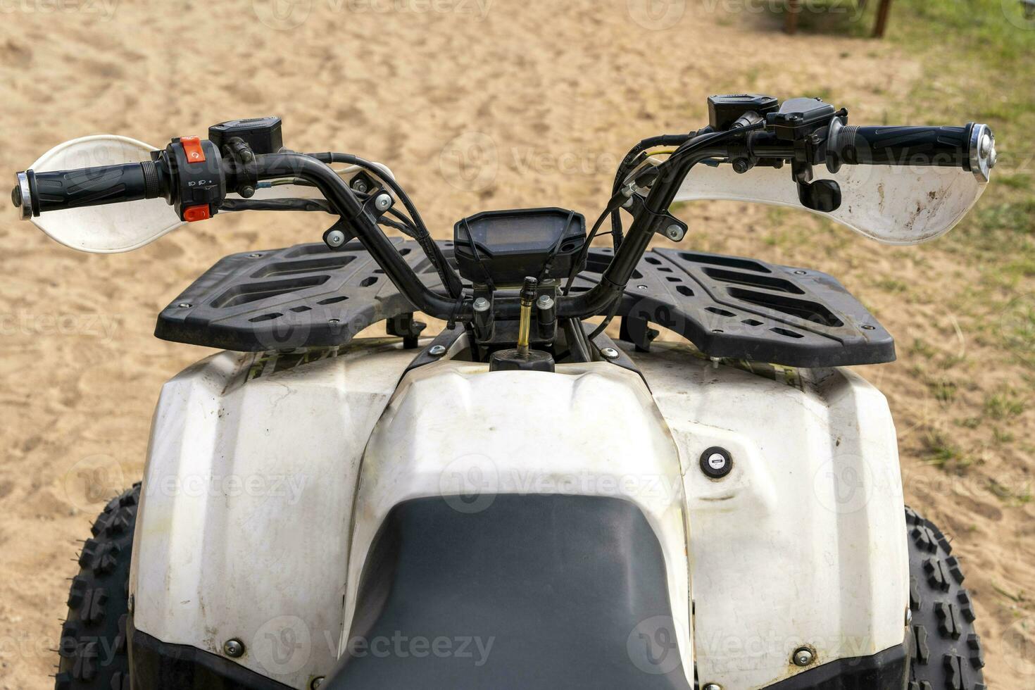 crianças de e juventude quad bicicleta em a arenoso costa do a lago foto