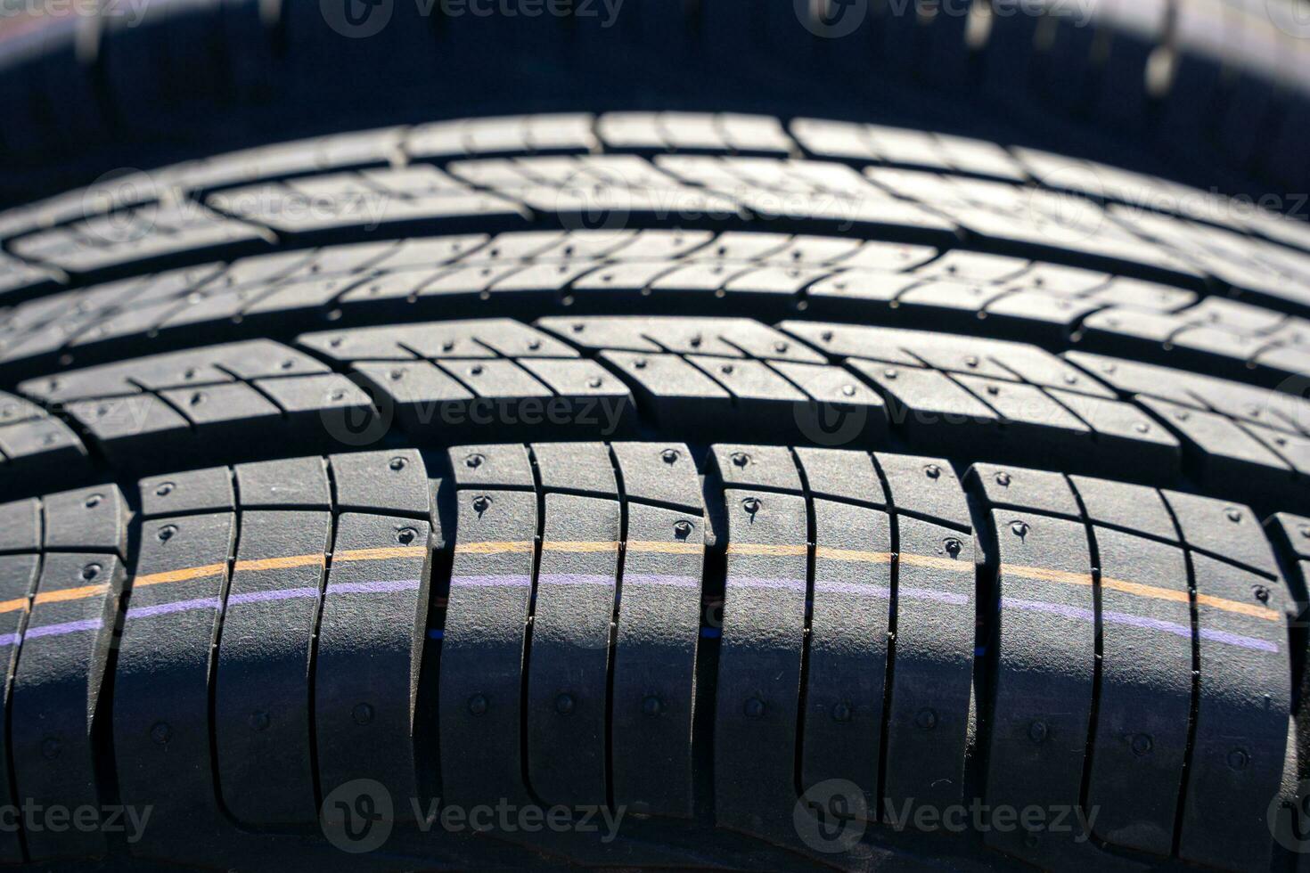 Novo carro verão pneus dentro uma linha. carro pneu piso fechar-se. foto