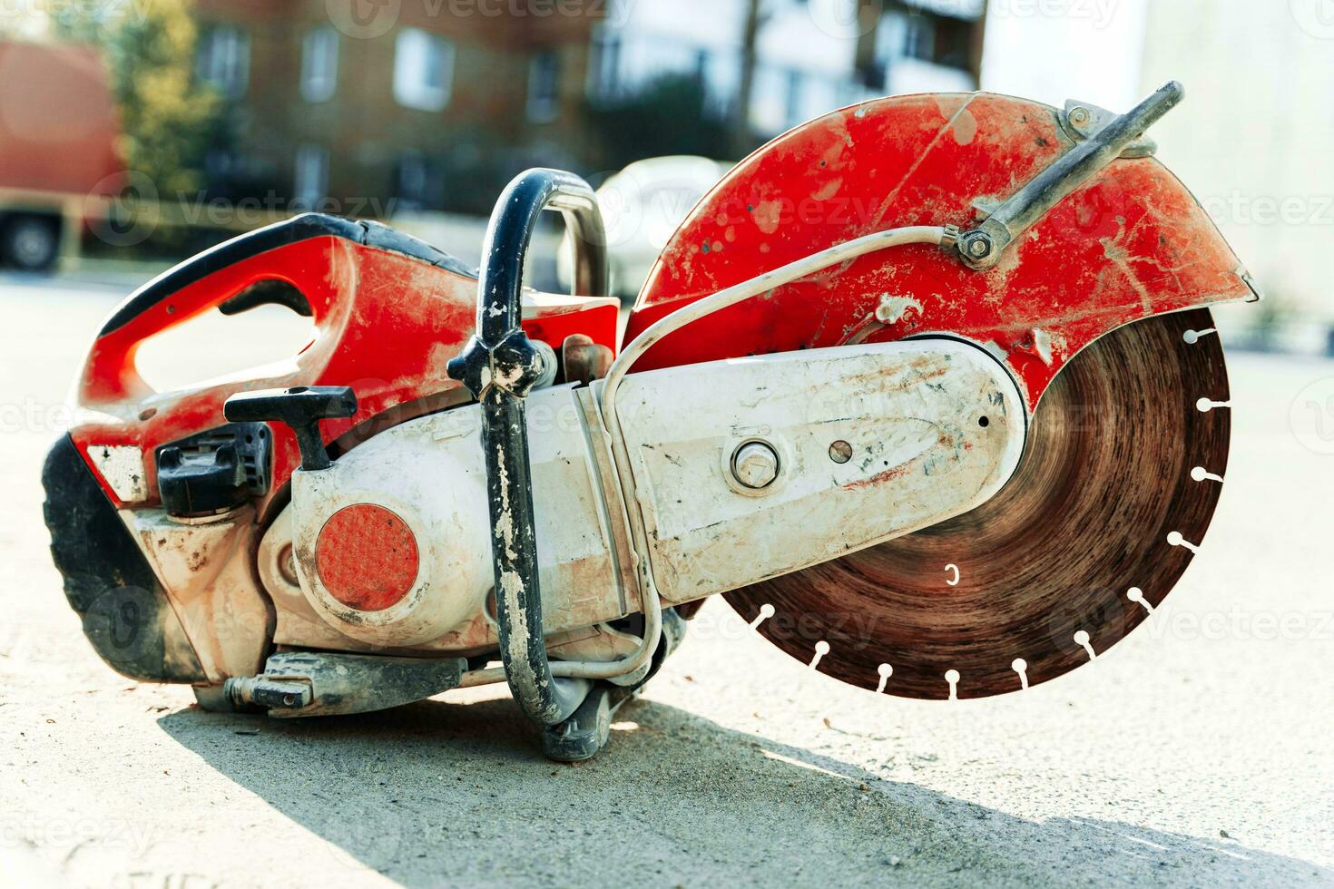 uma Gasolina corte máquina com uma disco para corte concreto foto