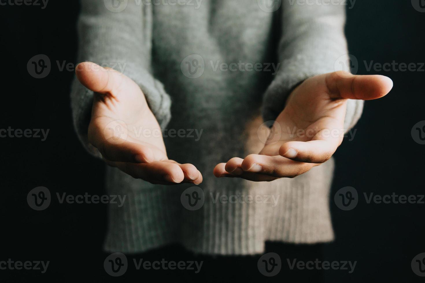 mulher dando as mãos para ajudar foto
