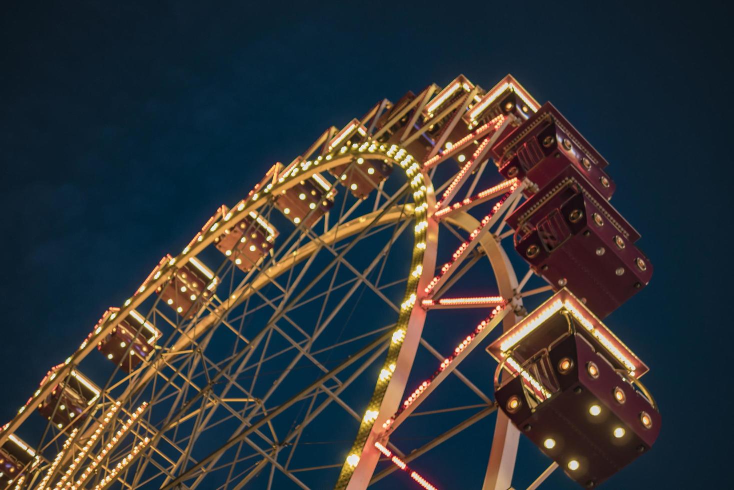 roda gigante em um parque noturno entretenimento no parque foto