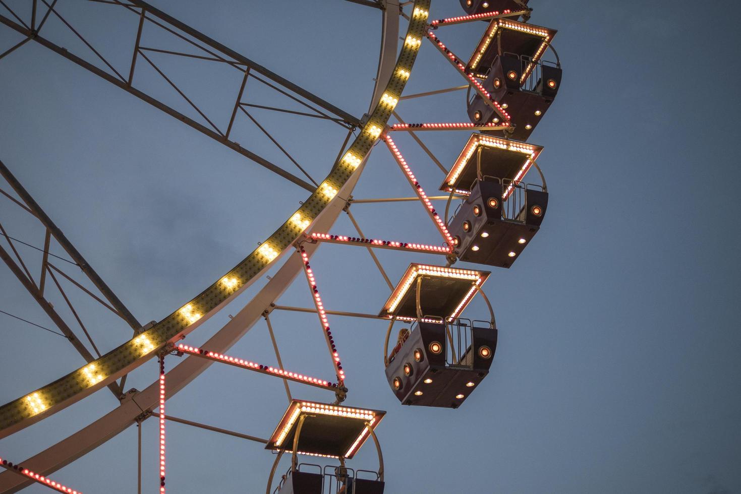 roda gigante em um parque noturno entretenimento no parque foto