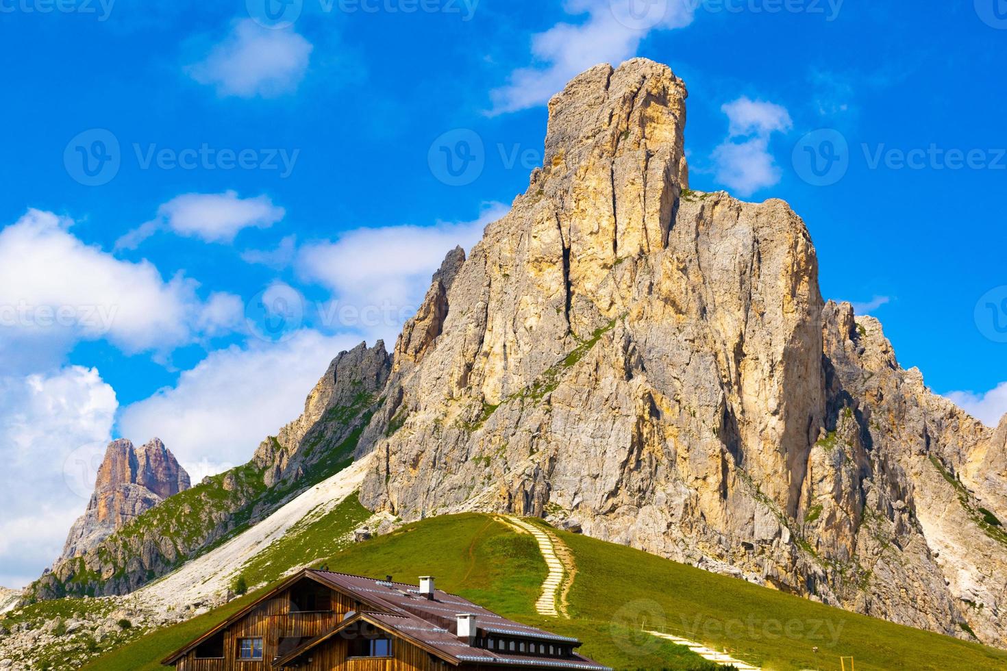 montanhas de dolomita durante o dia foto