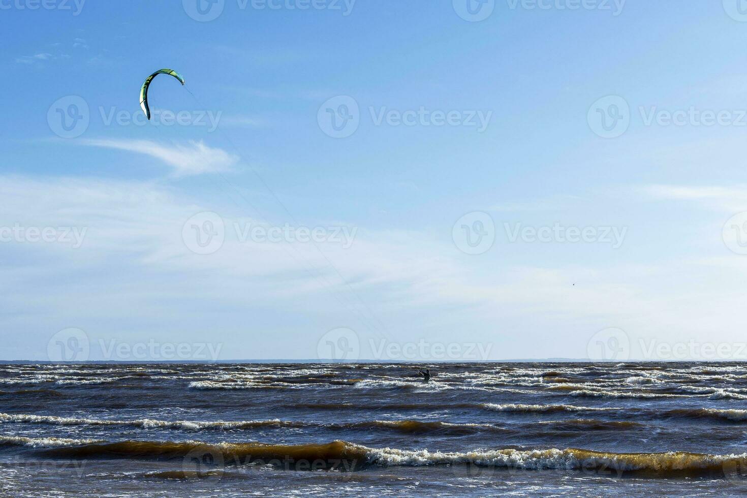 kitesurf às mar enquanto realizando truques. liberdade, força, sonhos. foto