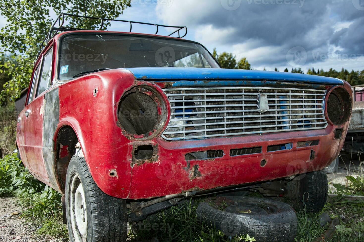 a velho quebrado clássico carro abandonado em a rua. inoxidável velho máquina foto