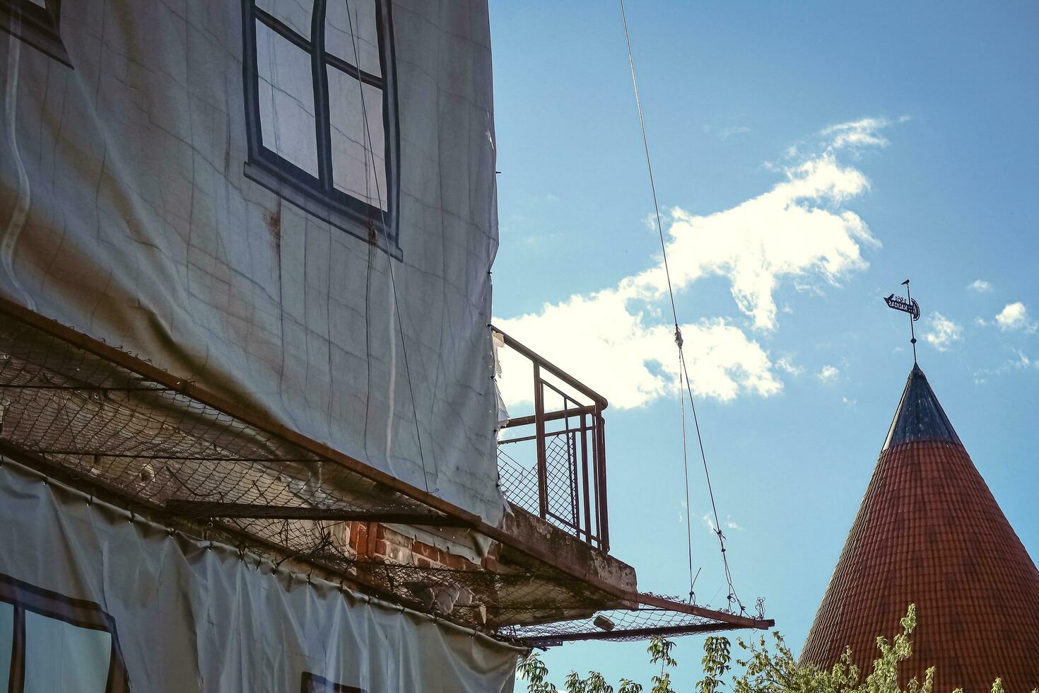 construção canto debaixo construção coberto com têxtil decoração com janela fotografia em azul céu fundo foto
