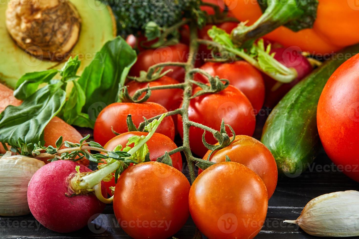 o conceito de alimentação saudável de frutas e vegetais frescos foto