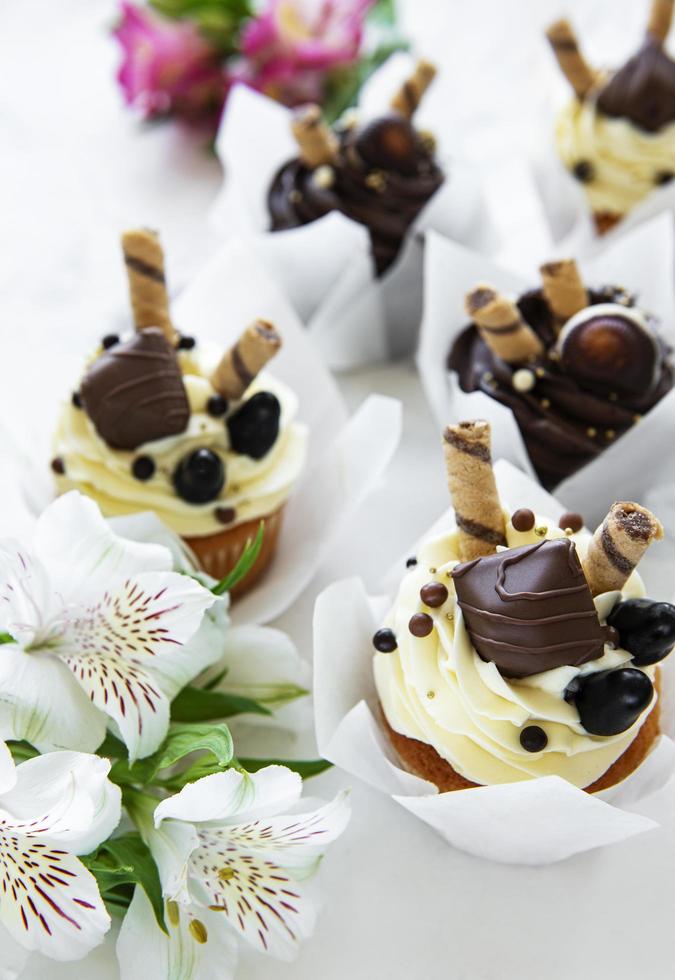 cupcakes de chocolate em fundo de mármore branco foto