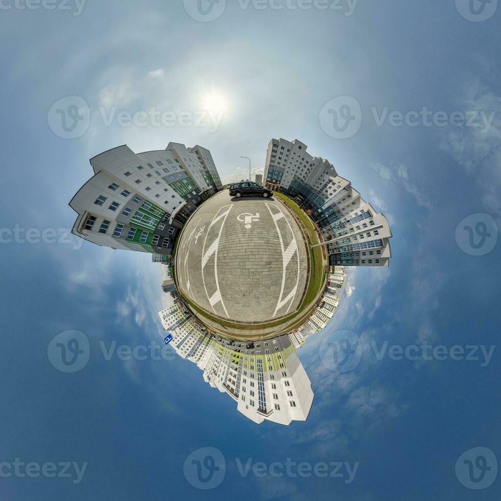 minúsculo planeta dentro azul céu com nuvens dentro cidade Centro perto moderno arranha-céus dentro residencial complexo. transformação do esférico 360 panorama dentro abstrato aéreo visualizar. foto