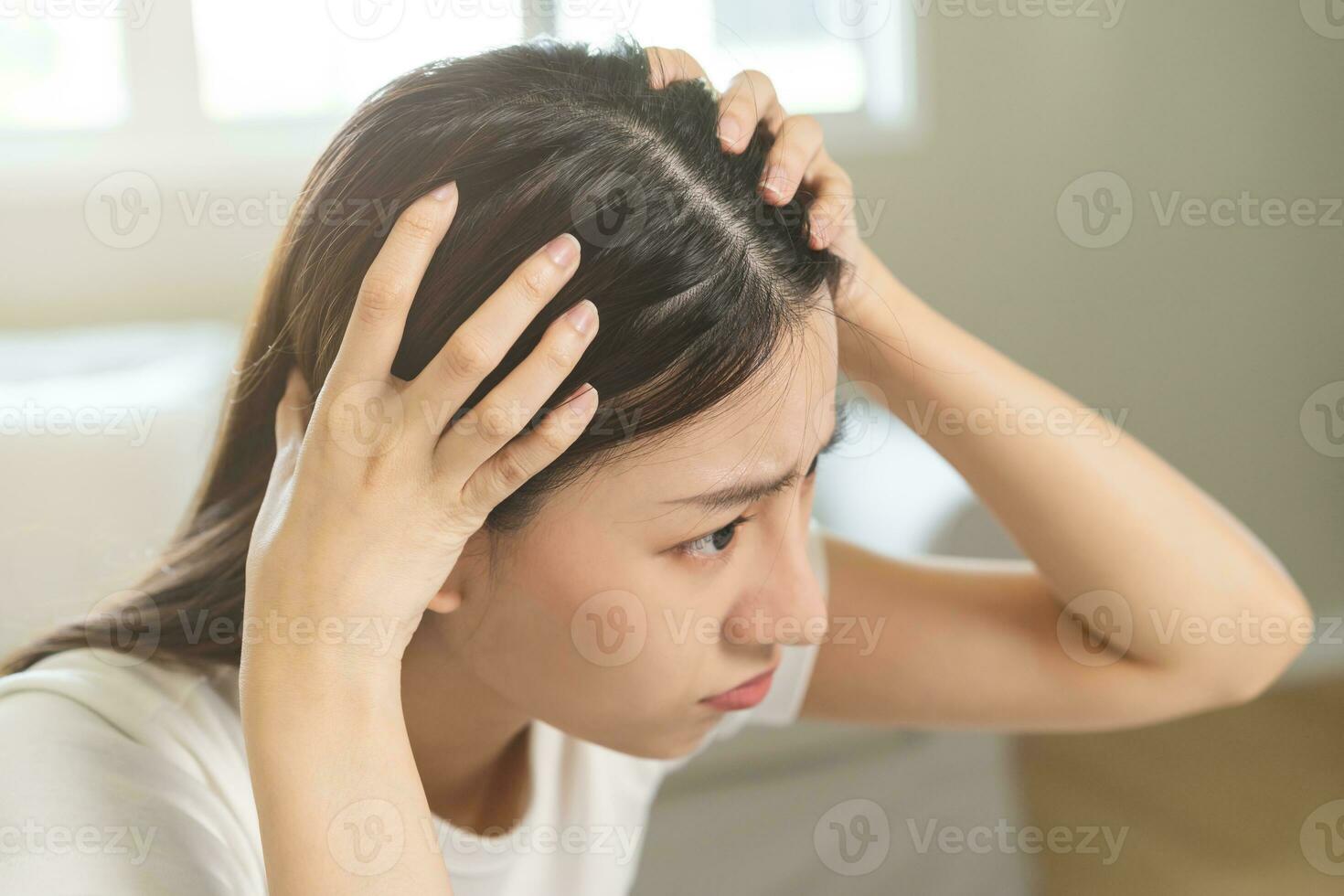 estragado cabelo, face sério ásia jovem mulher, menina preocupação olhando às couro cabeludo dentro espelho, mão dentro pausa para dentro frente cabelo perda, fino problema sintoma a partir de xampu às lar. saúde Cuidado do beleza conceito. foto