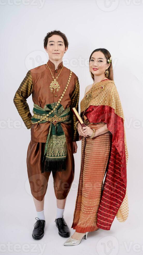 ásia casal dentro tradicional tailandês traje sorridente isolado em branco fundo, Tailândia tradicional cultura foto