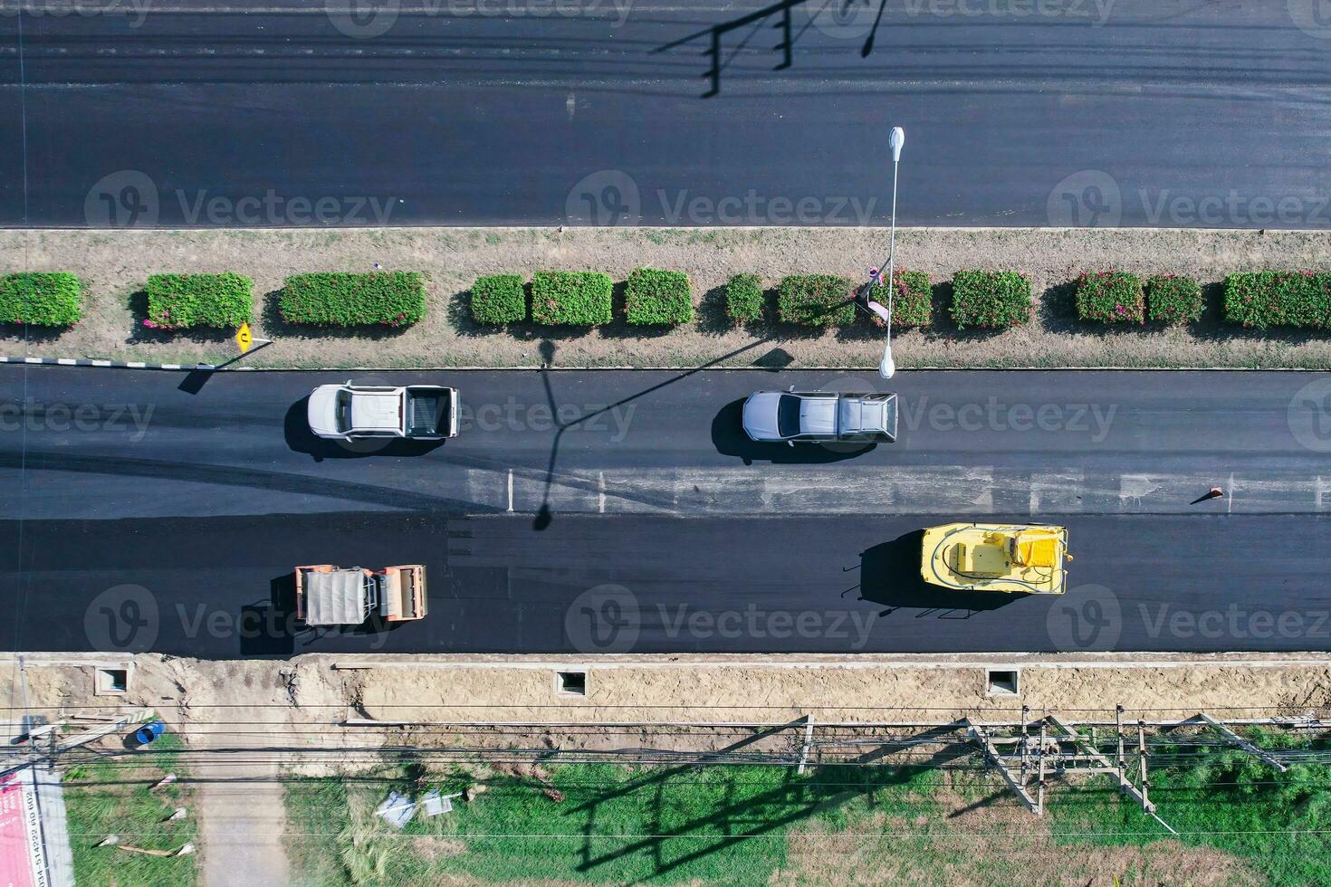 Novo asfalto estrada e estrada rolo trabalhando dentro melhoria projeto foto