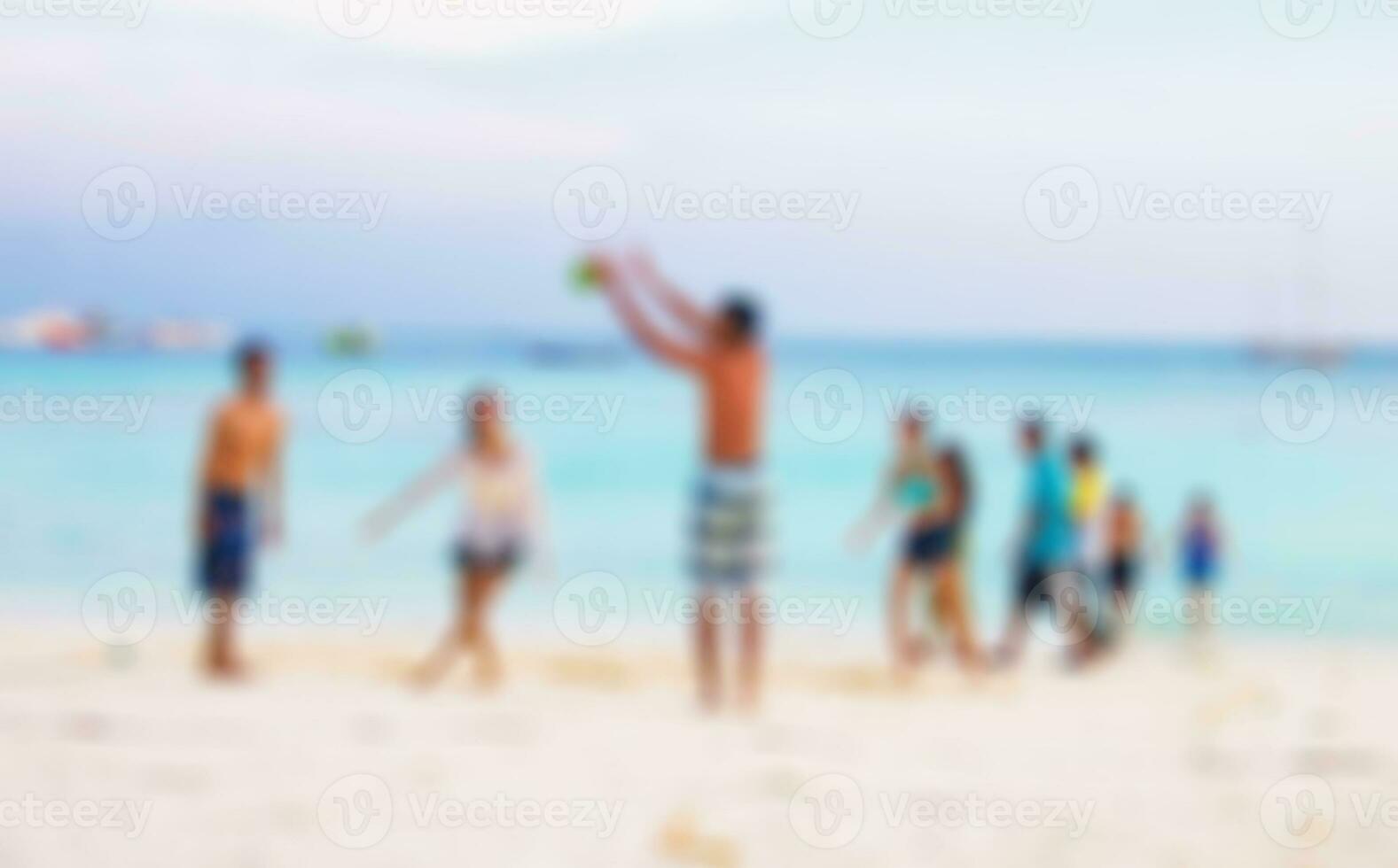 borrado cena amigos jogando bola em de praia foto