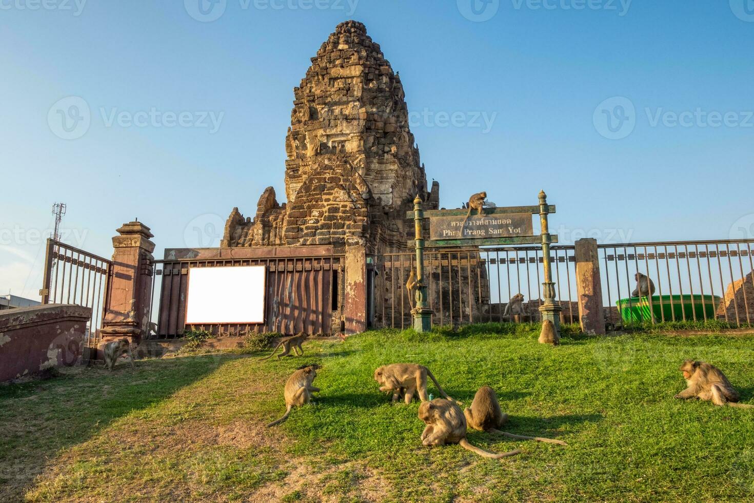 arquitetura antigo ruína, phra pontada sam yot têmpora com macacos foto