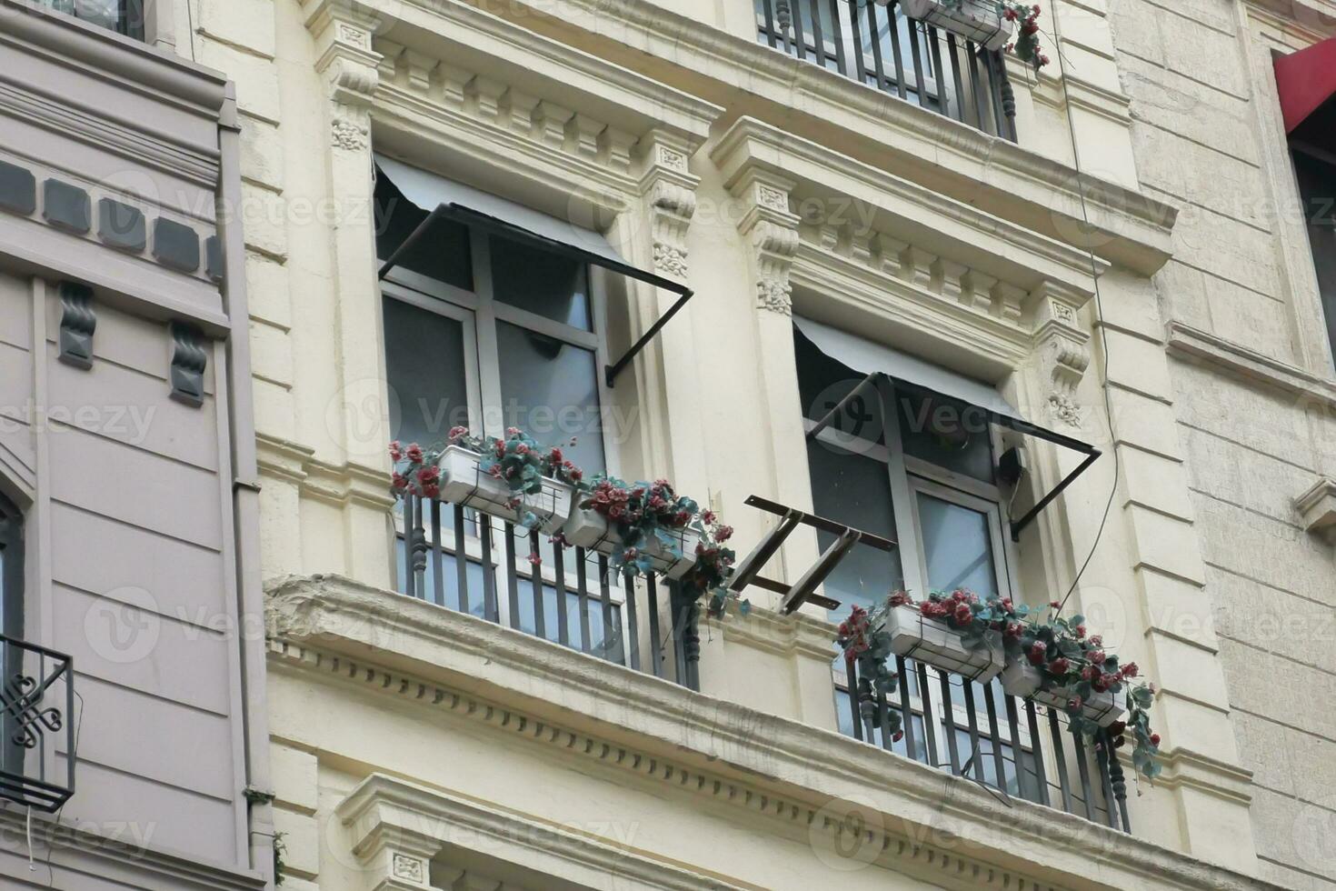 estabelecer tiro do uma hotel construção com sacada foto