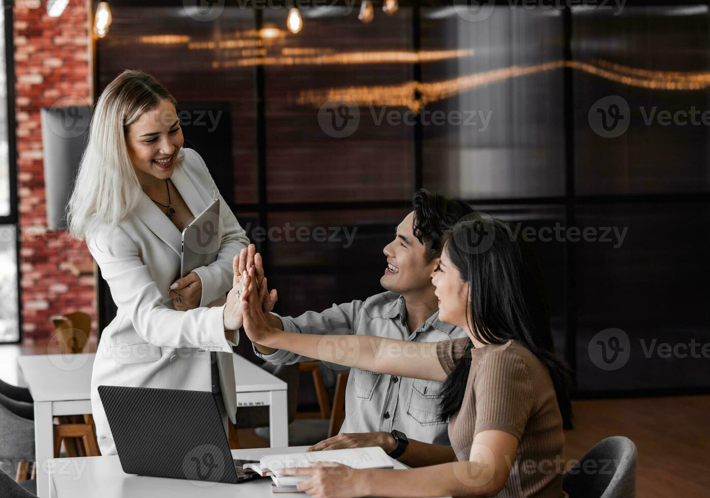 Faculdade alunos Junte-se estude grupos dentro a acadêmico biblioteca para trabalhos em equipe construção e projeto atribuições. colaborativo debate, pensamento. a comemorar projeto sucesso e excepcional resultados foto