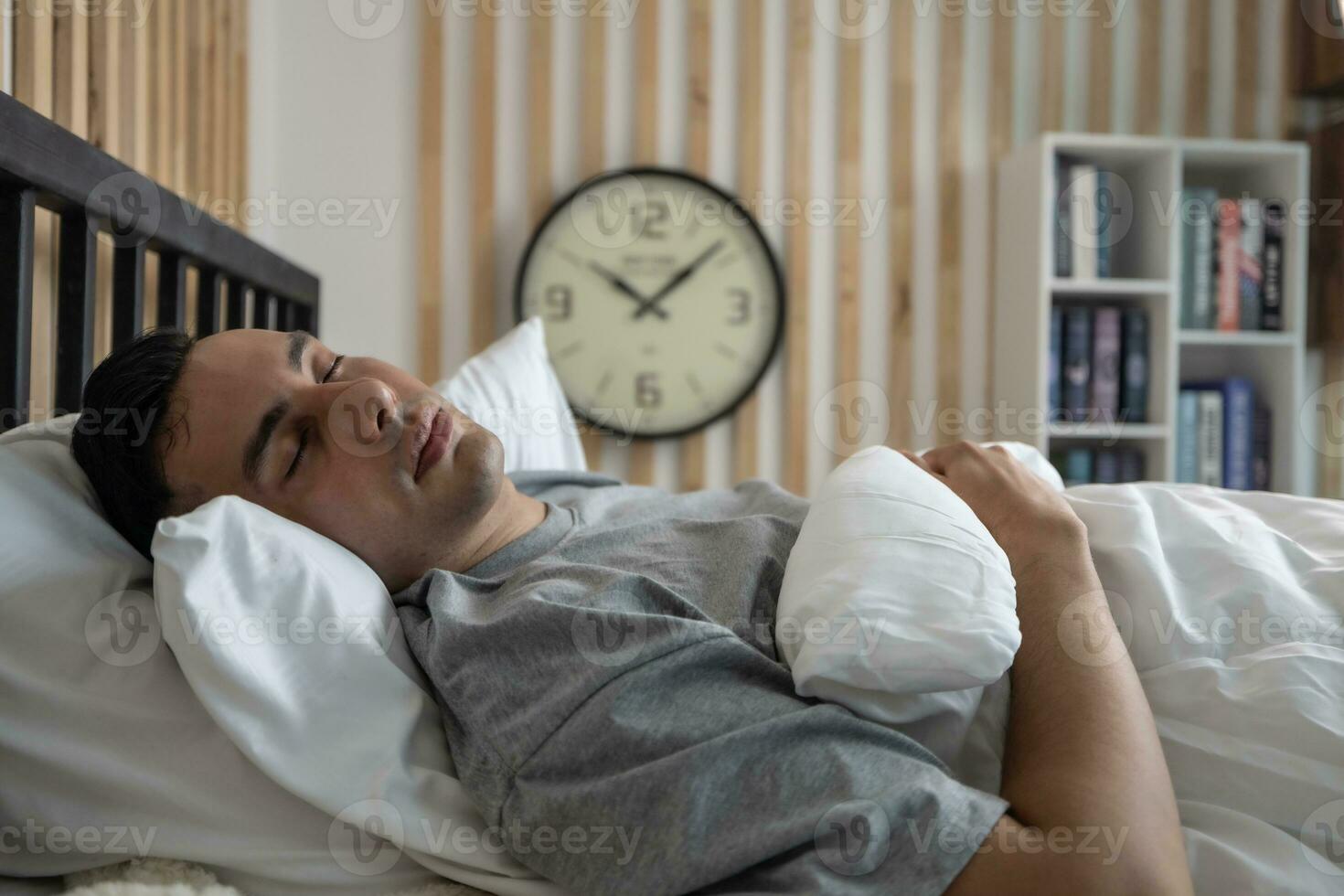 preguiçoso homem dormir demais, despertar acima tarde, bater a alarme relógio freqüentemente com loucura. moderno estilos de vida frequentemente exigir pessoas para trabalhos Difícil e colocar dentro ao longo do tempo, que pode resultado dentro não obtendo o suficiente dormir. foto