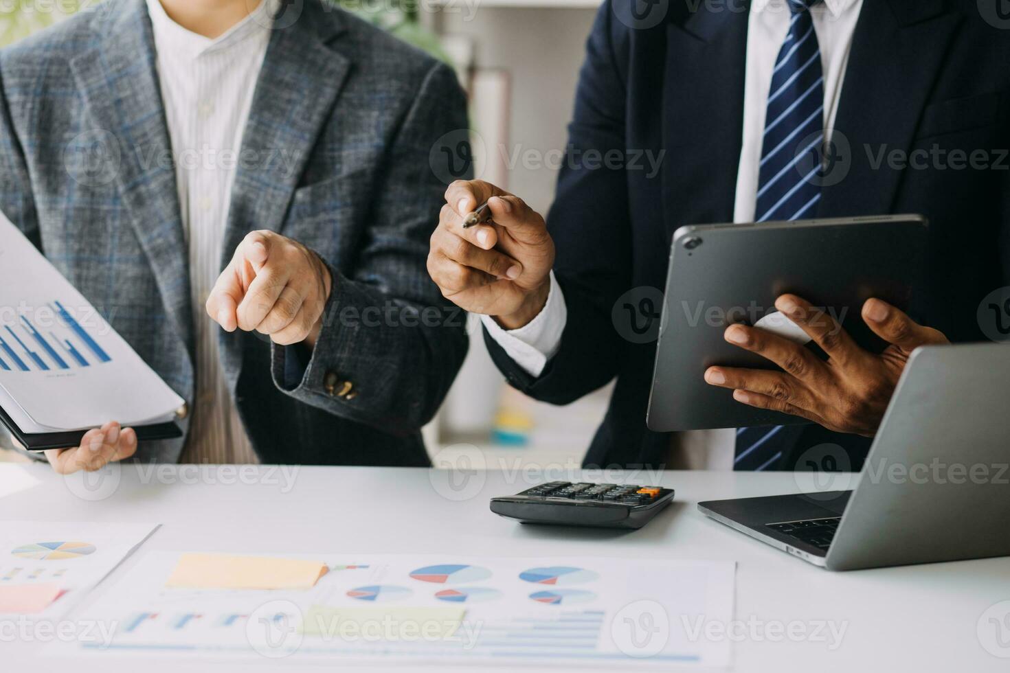 equipe de empresários trabalhando juntos no escritório da sala de reuniões, banner de gráficos e gráficos de fundo de trabalho em equipe, trabalho em equipe bem sucedido de dupla exposição, conceito de planejamento de negócios. foto