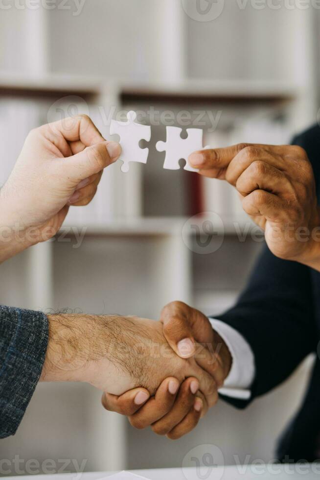 trabalho em equipe executivos colegas o negócio pessoas aperto de mão depois de encontro foto