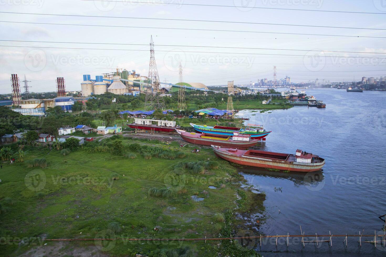 aéreo Visão do a rio e industrial área com azul céu dentro narayanganj-bangladesh foto