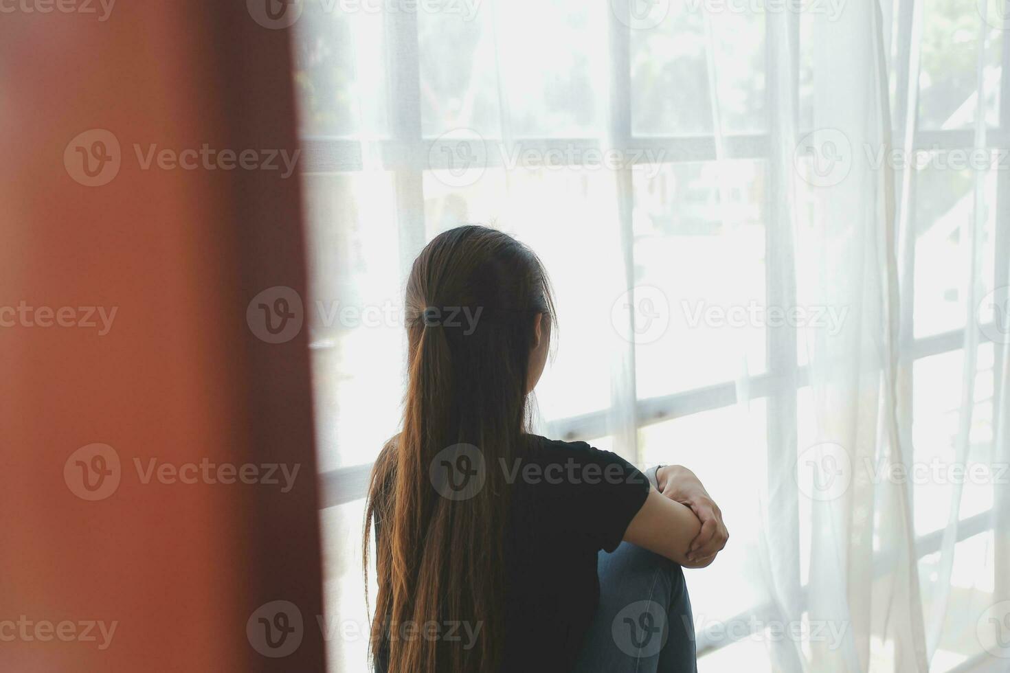 Perfil Disparado Da Mulher Triste Que Senta-se No Peitoril Da Janela Foto  de Stock - Imagem de olhar, perfil: 109238744