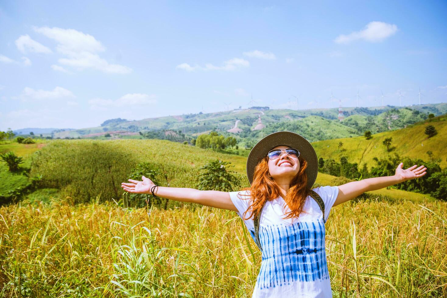 mulheres asiáticas viajam campos de arroz verdes nas montanhas no feriado. feliz e desfrutando de uma bela natureza. campos de arroz dourados. verão foto