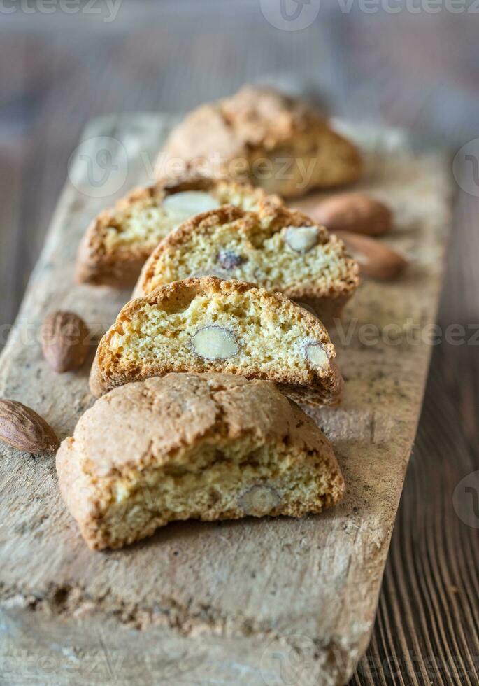 cantuccini em a de madeira borda foto