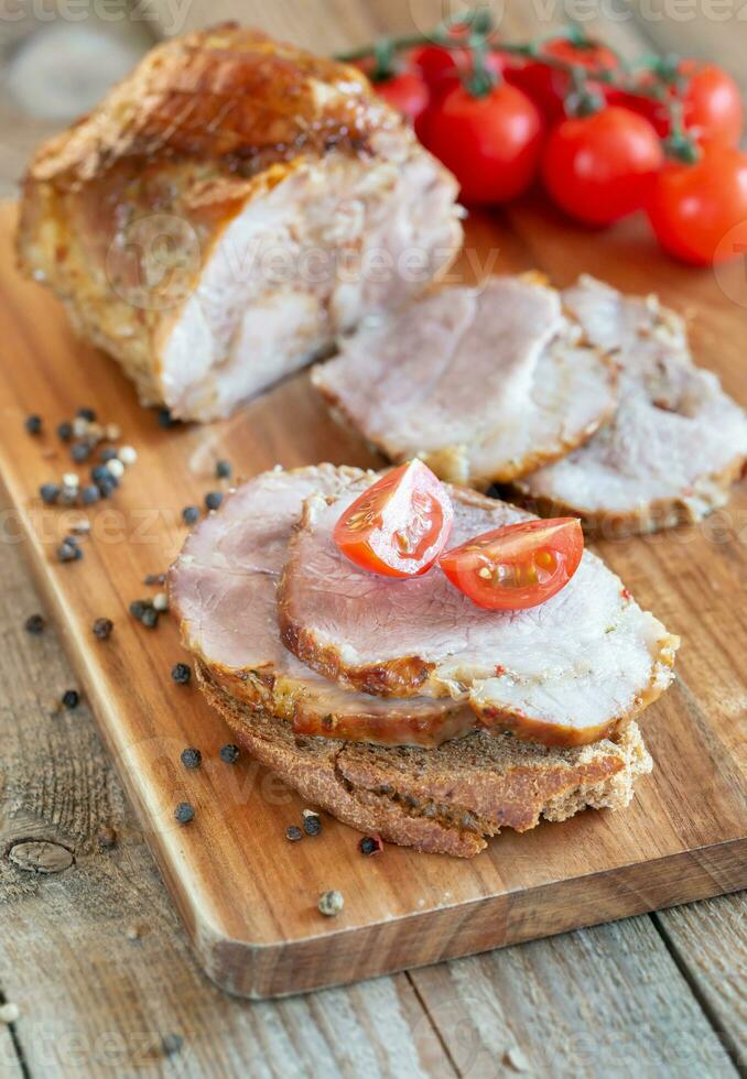 sanduíche com porchetta - porco assado italiano foto