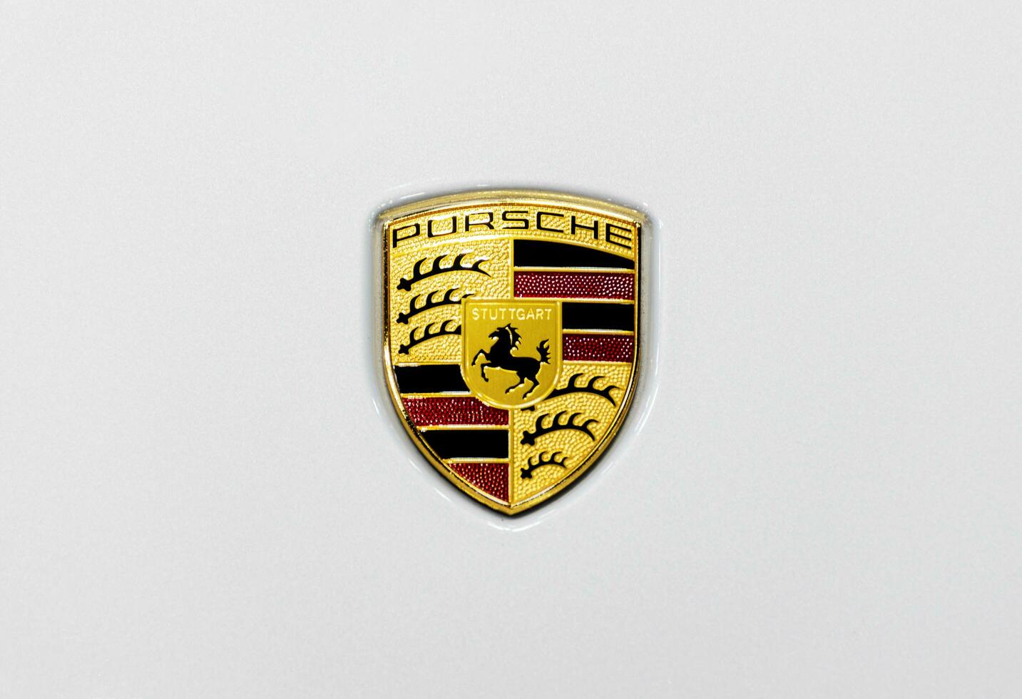 nonthaburi Tailândia 6 dezembro 2022 logotipo Porsche em branco de capuz carro foto