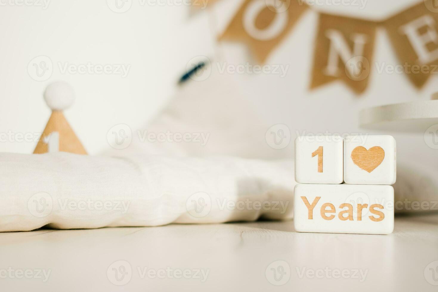 de madeira cubos, uma perpétuo calendário com 1 ano. foto zona do a celebração do a primeiro ano do a bebê com uma cópia de espaço