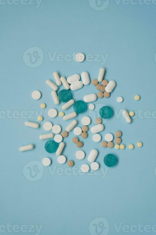 vários medicações dentro comprimidos e atacado em uma azul fundo. médico conceito. foto