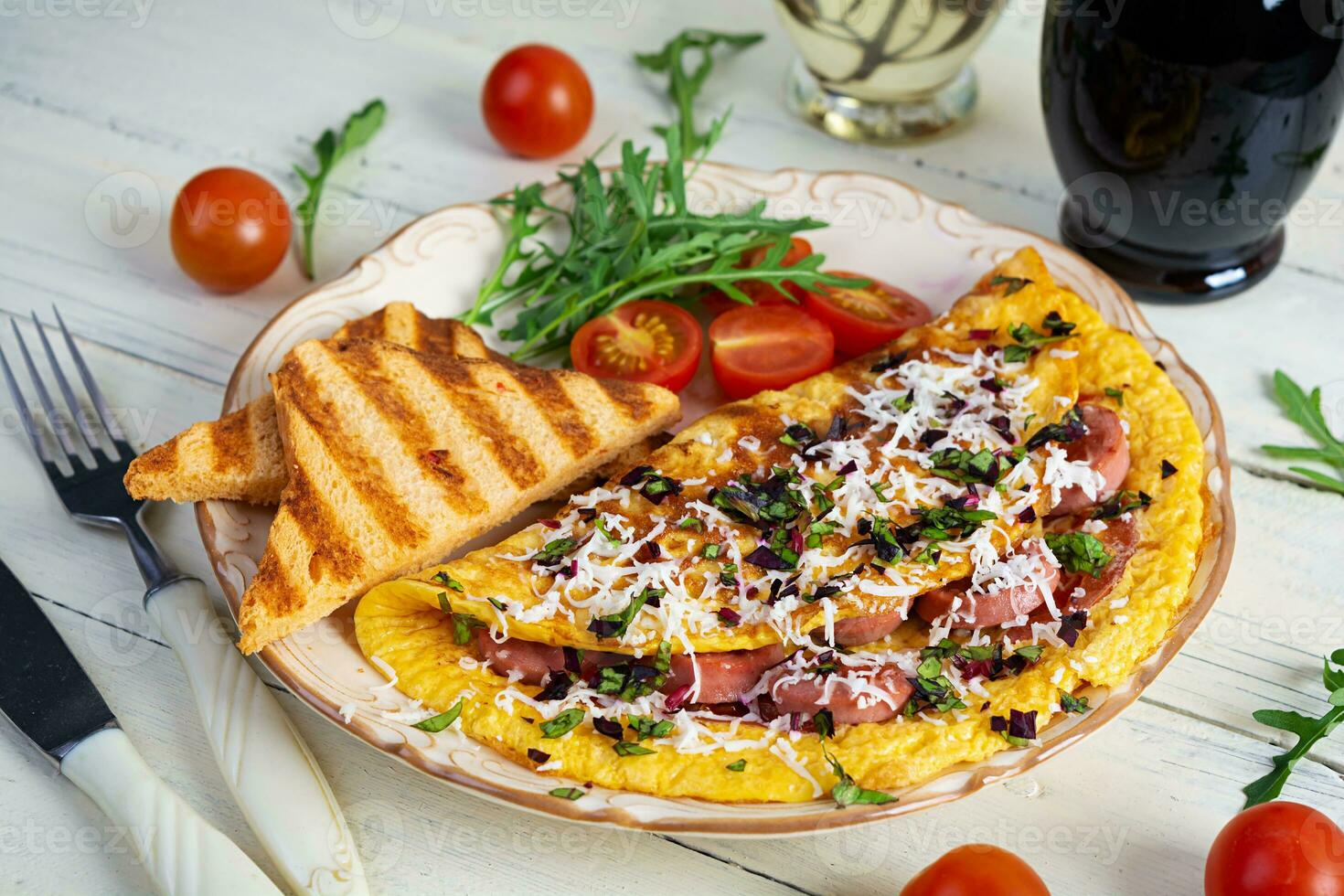 frito omelete recheado com salsicha, tomates, verduras e queijo. delicioso fácil café da manhã foto