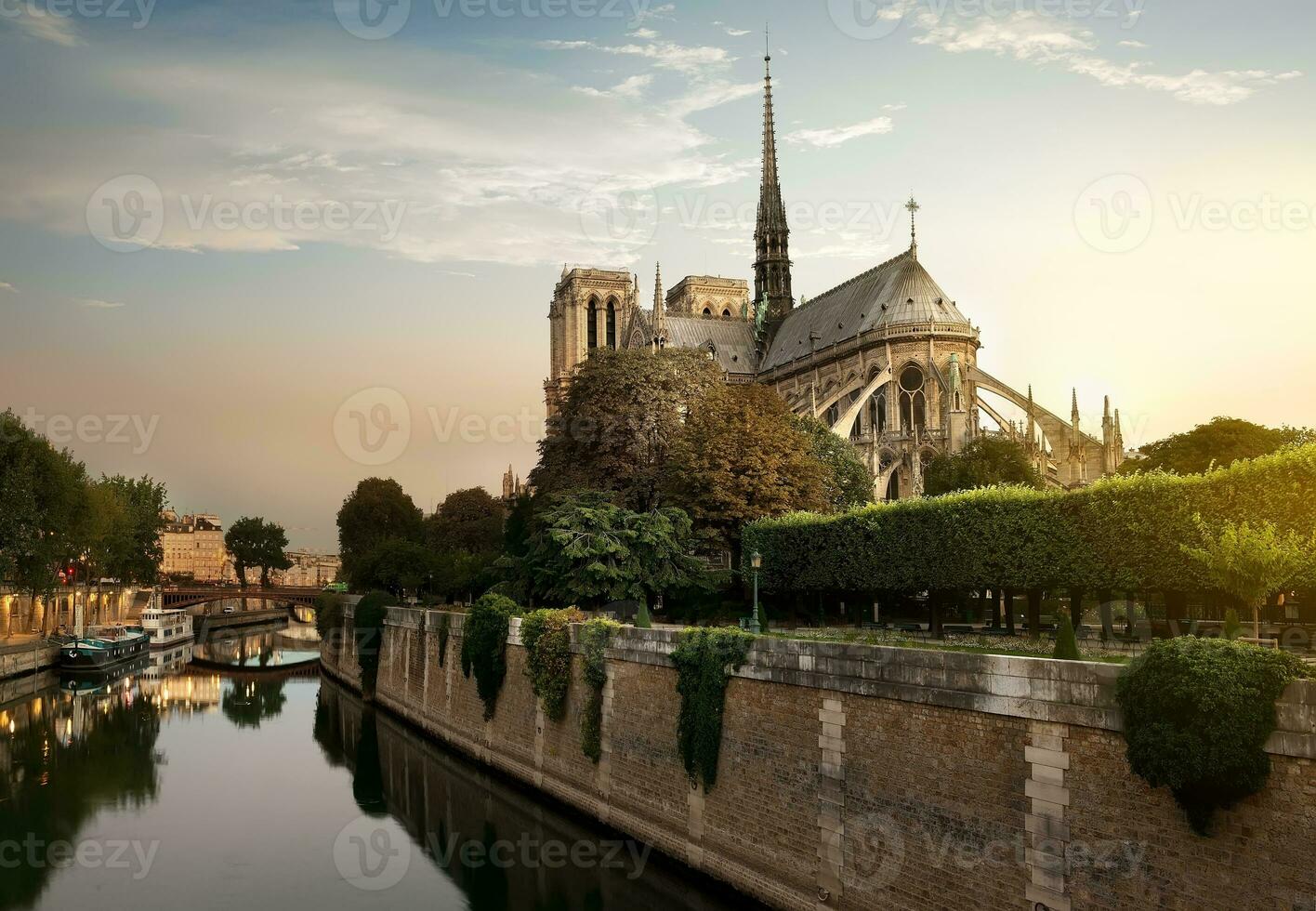 pôr do sol sobre notre dame foto