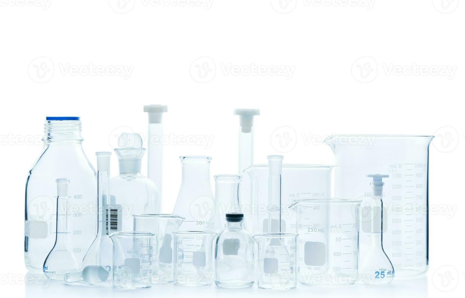 realista vidro laboratório equipamento definir. frascos e medindo taça para Ciência experimentar dentro laboratório foto