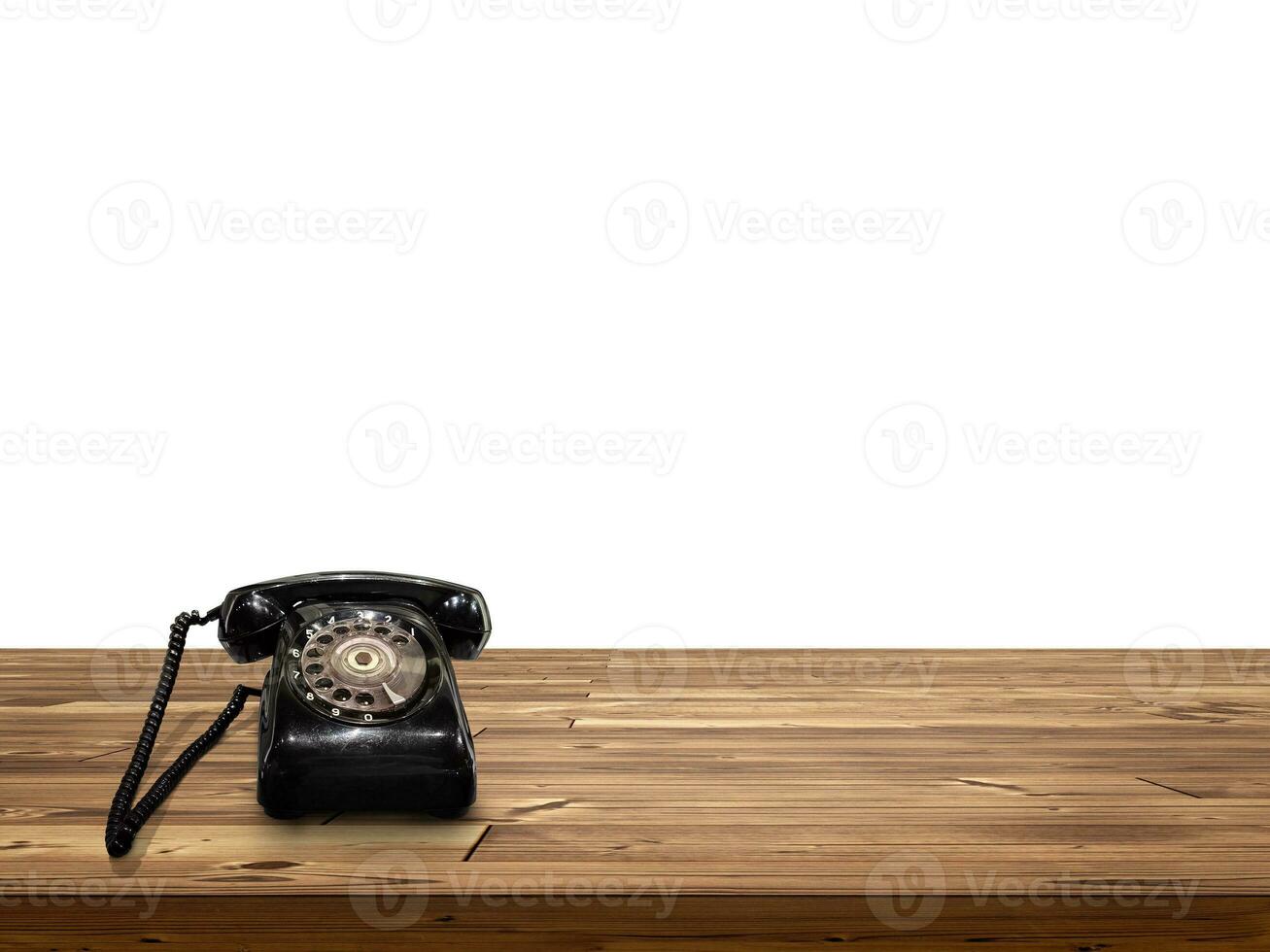 velho Preto telefone colocada em de madeira mesa isolado em branco fundo foto