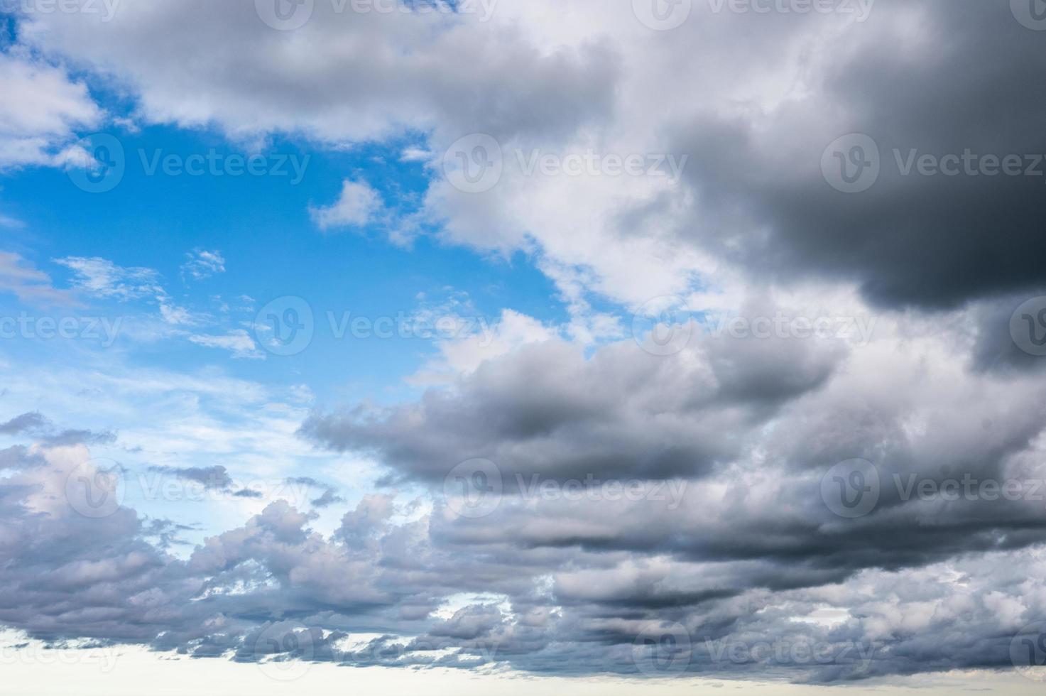 nuvens de tempestade soprando no céu azul foto