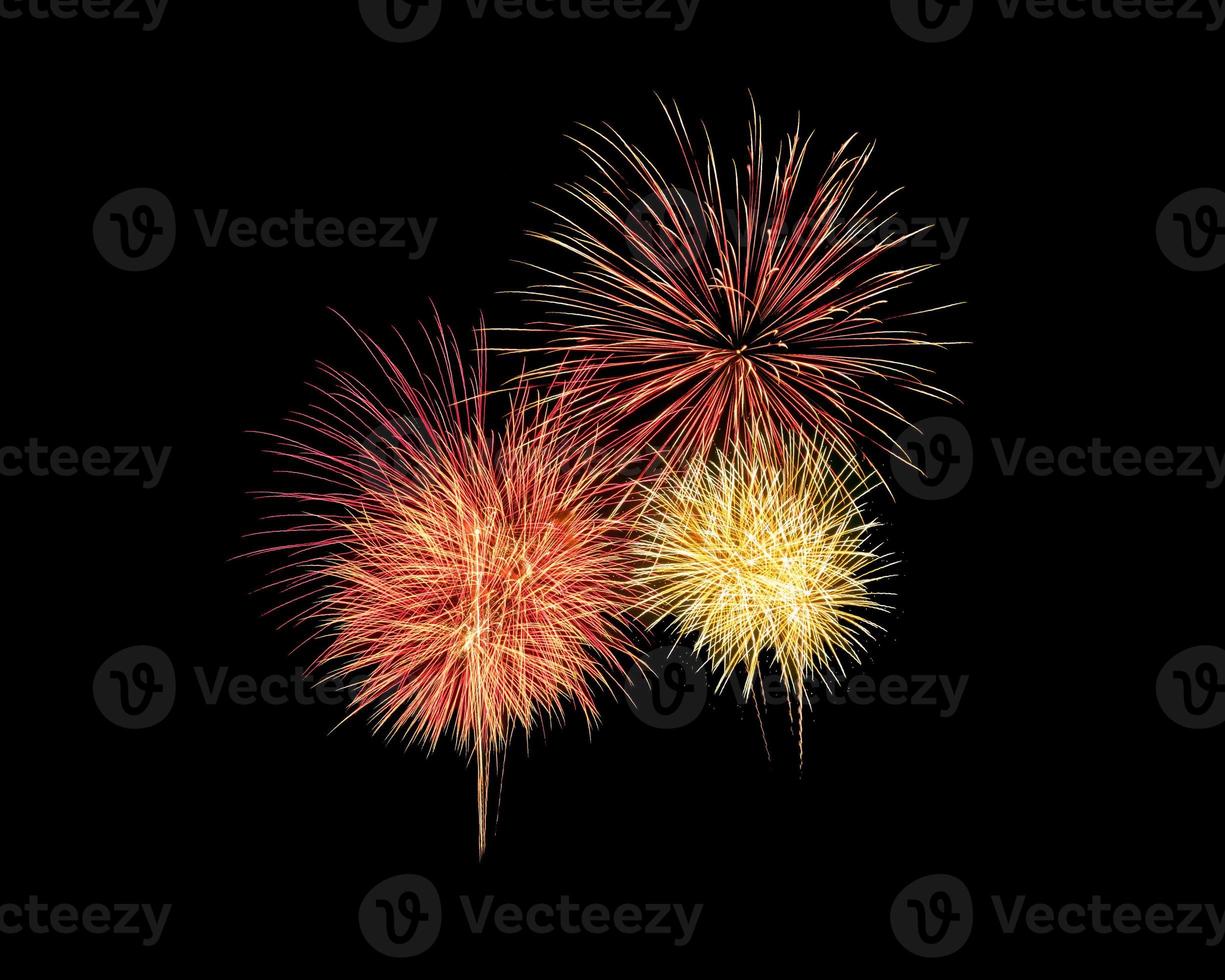 Explosão de fogos de artifício coloridos festivos abstratos em fundo preto foto