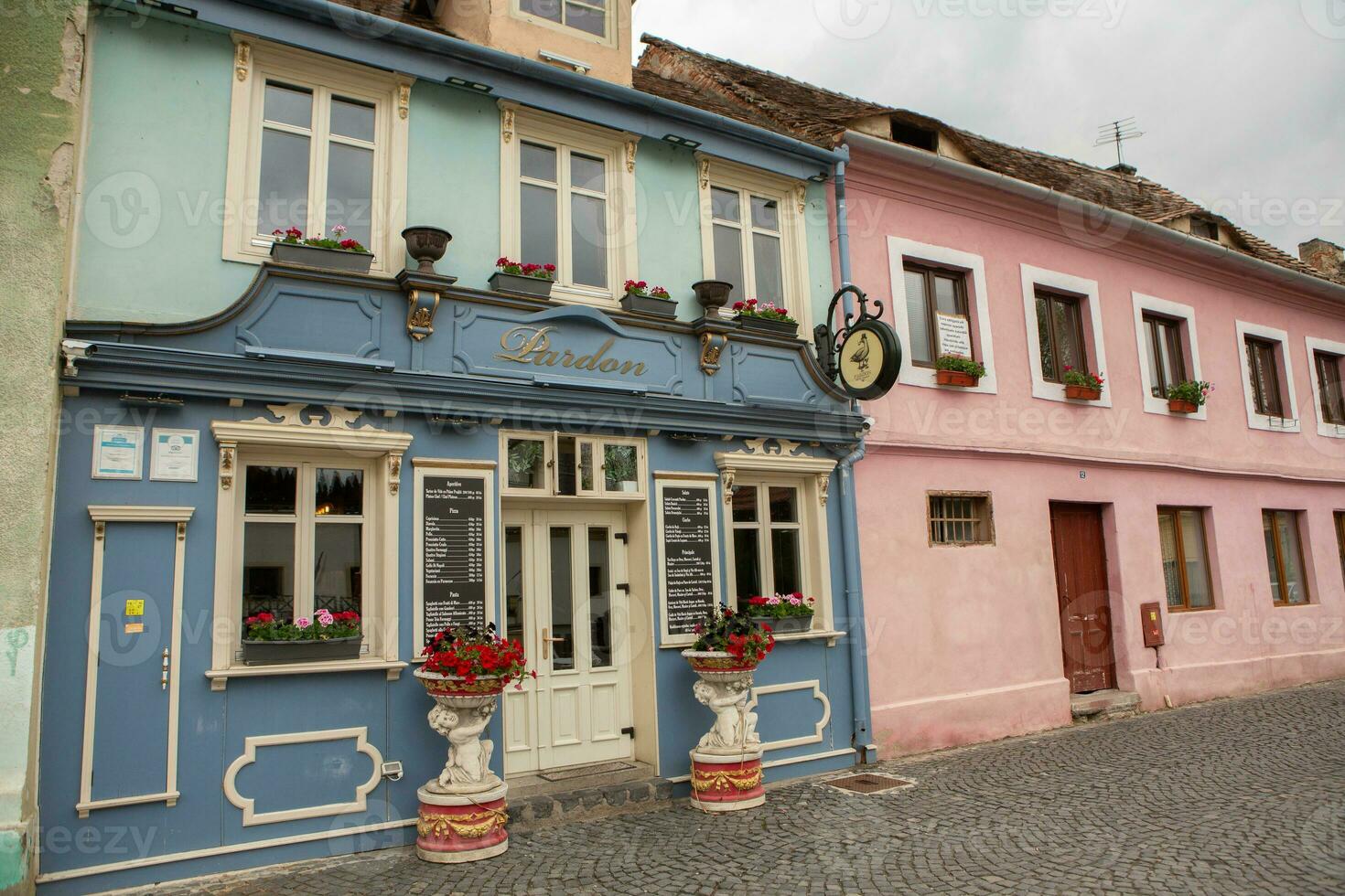 medieval rua com histórico edifícios dentro a coração do roménia. Sibiu a Oriental europeu cidadela cidade. viagem dentro Europa foto