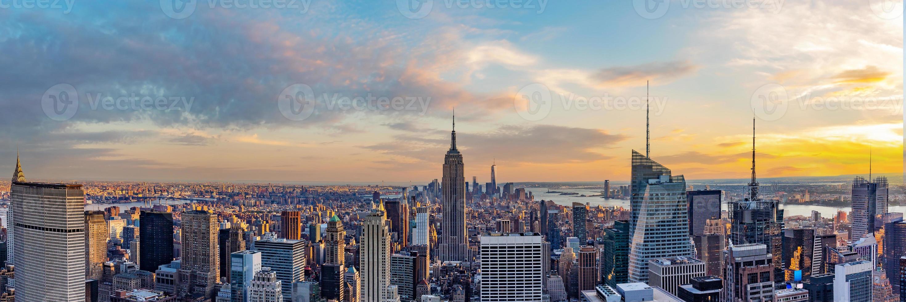 horizonte da cidade de nova york do topo do telhado com arranha-céus urbanos ao pôr do sol foto