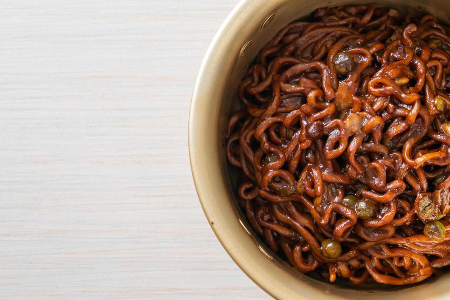 espaguete preto coreano ou macarrão instantâneo com molho de chajung assado foto