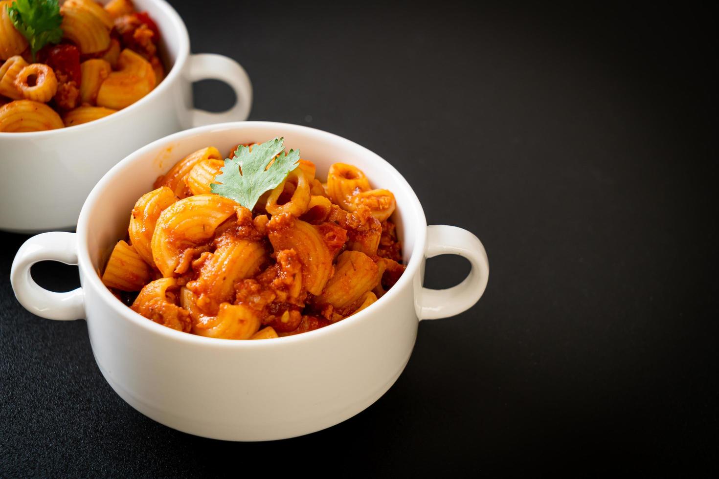 macarrão com molho de tomate e porco picado, chop suey americano, goulash americano foto