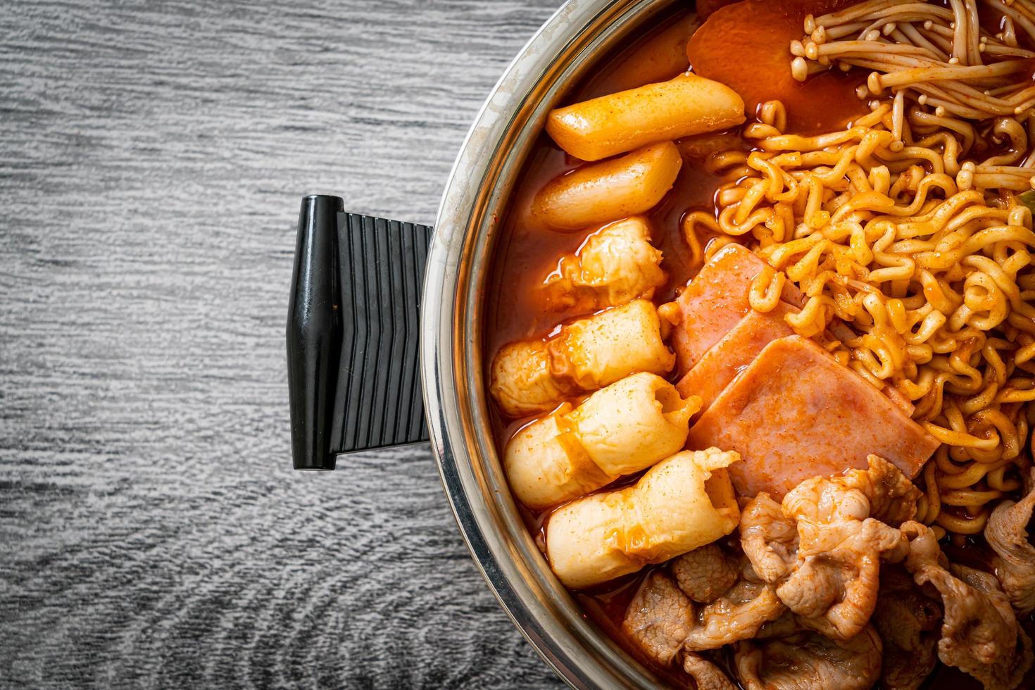 budae jjigae ou budaejjigae, ensopado do exército ou ensopado da base do exército, com kimchi, spam, salsichas, macarrão ramen e muito mais - popular comida de panela quente coreana foto