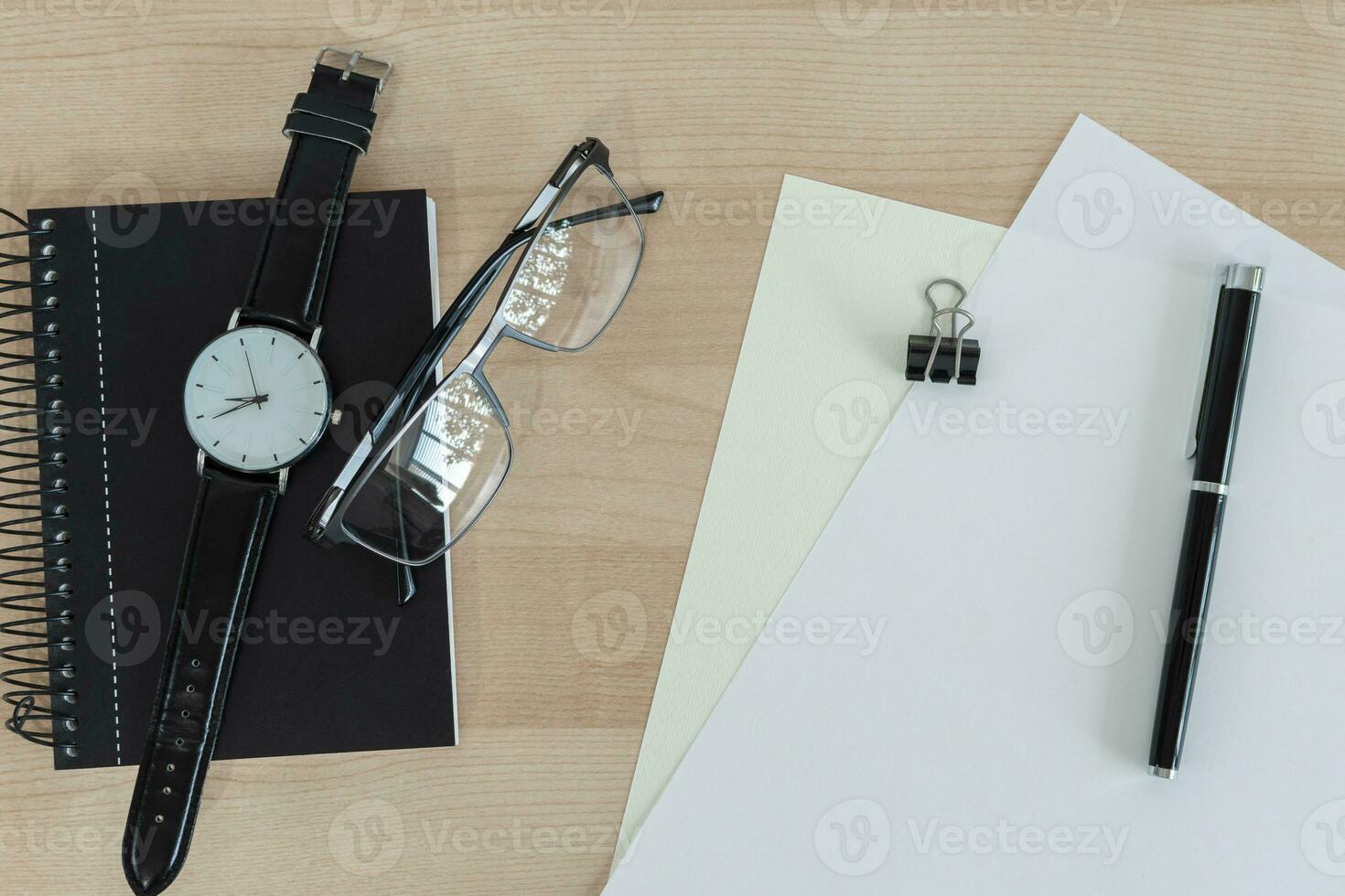 caderno, caneta, Óculos e papéis em de madeira escrivaninha a sobrecarga visualizar. foto