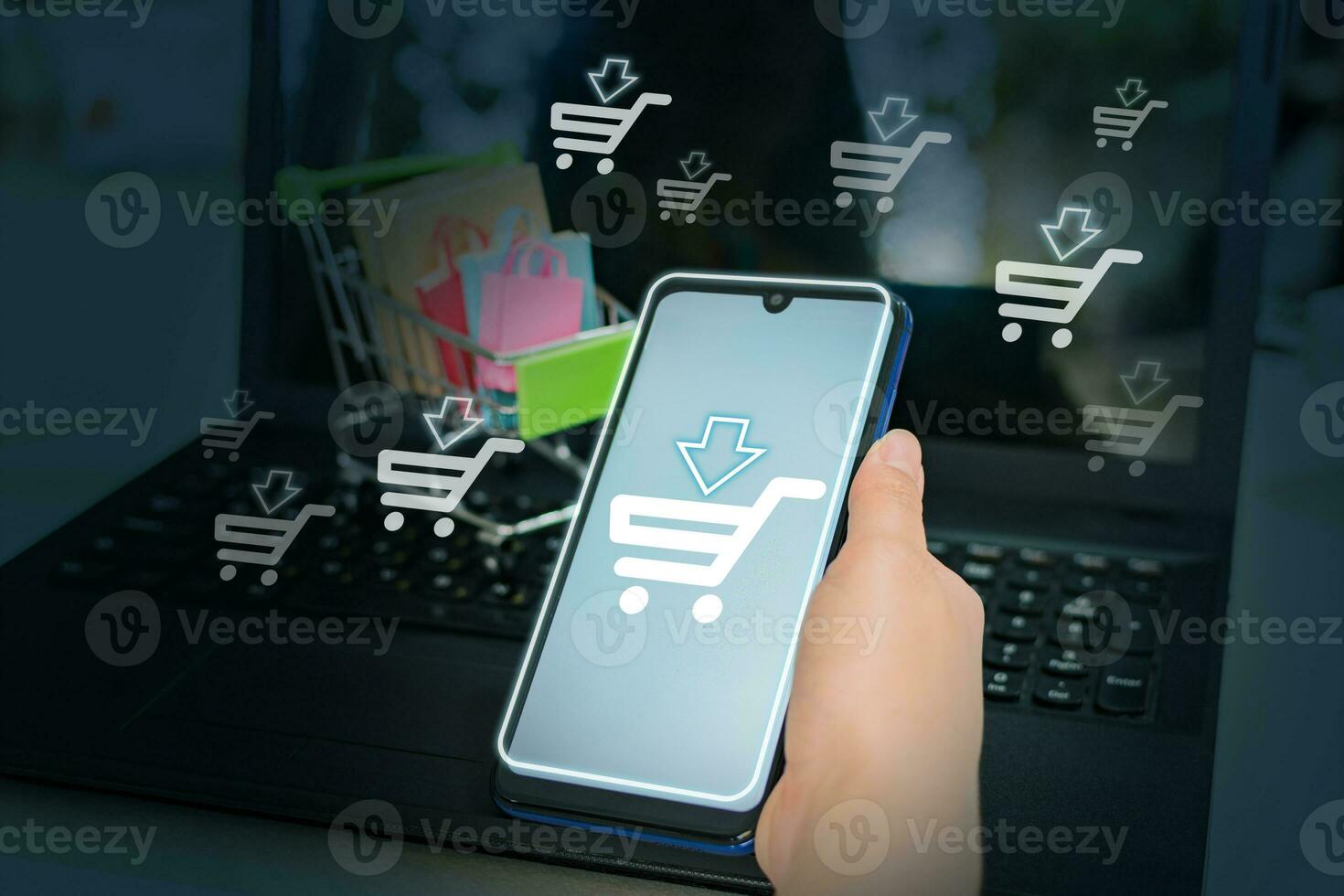 mulher mão segurando inteligente telefone com digital composto imagem do conectados compras conceito. foto