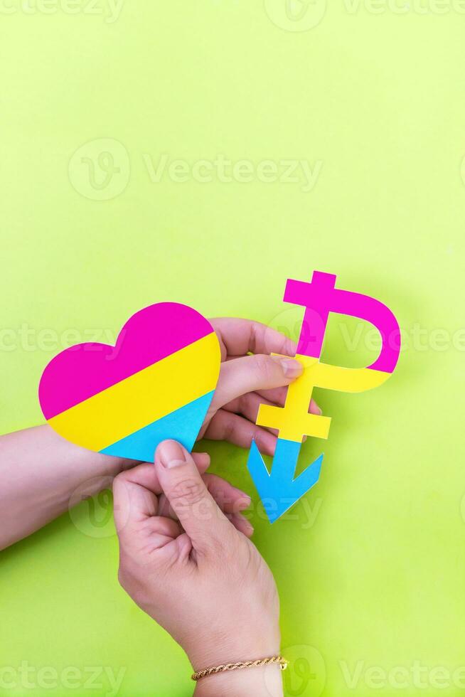 pansexual bandeira colori coração dentro mãos. pansexual lgbt símbolo. foto