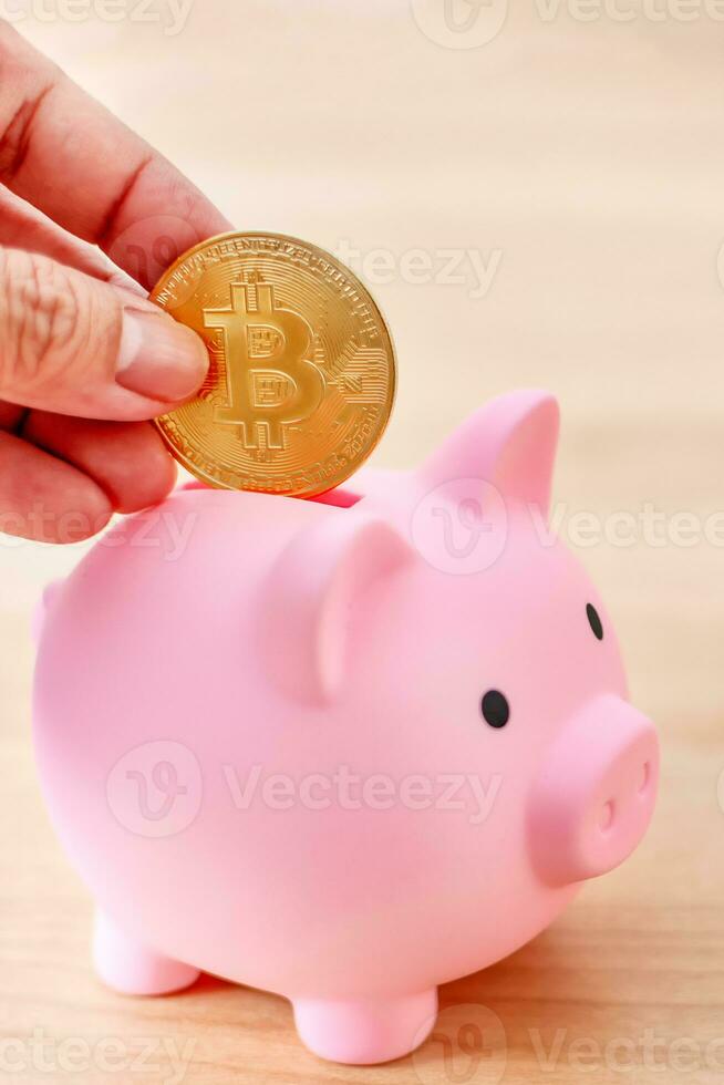 colocando bitcoin para porquinho banco, Novo virtual eletrônico e digital dinheiro, hodl investimento conceito. foto