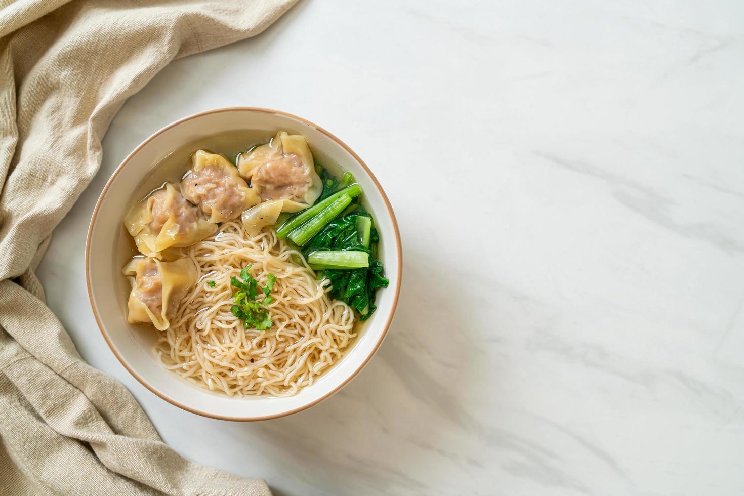 macarrão de ovo com sopa de wonton de porco ou sopa de bolinhos de porco e vegetais - comida asiática foto